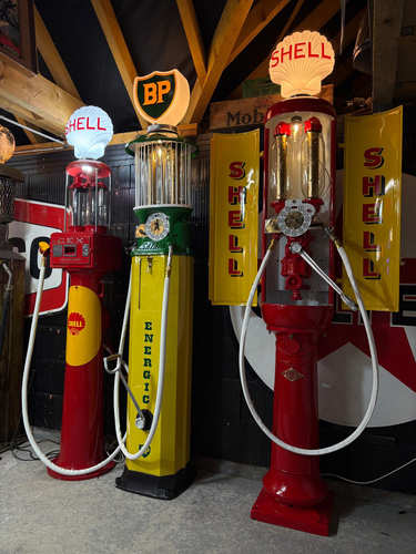 2 pompes à essence Shell et une pompe BP