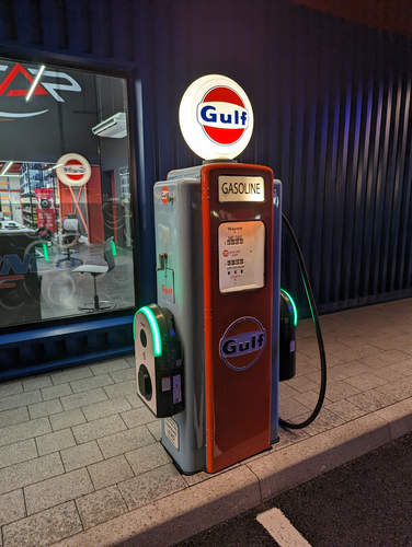 Pompe à essence Gulf + borne de recharge véhicule electrique